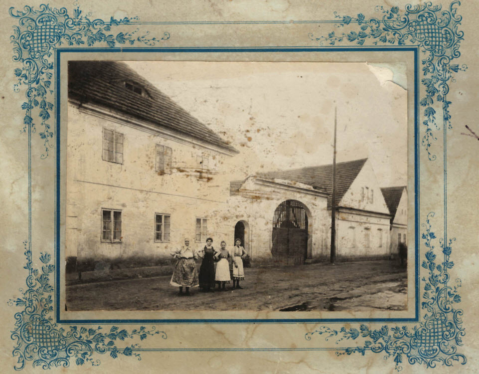 Dobová fotografie statku Farmy Křimice